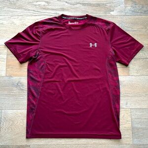 Under Armour HeatGear Fitted Red/Black Camo Pattern Short Sleeve Mesh Back T-M